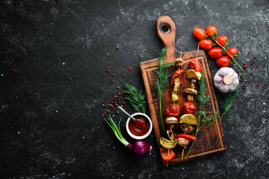 野菜串。野菜のグリル:キノコ、ピーマン、トマト、玉ねぎ. - 写真・画像