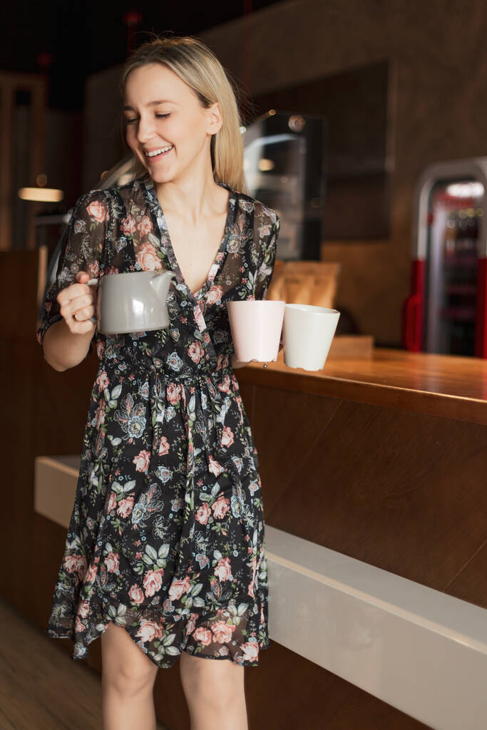 05.08.2019 Kiev, Ucraina: due belle donne che tengono tazze di delizioso tè caldo, bevono e si divertono a parlare
 - Foto, immagini