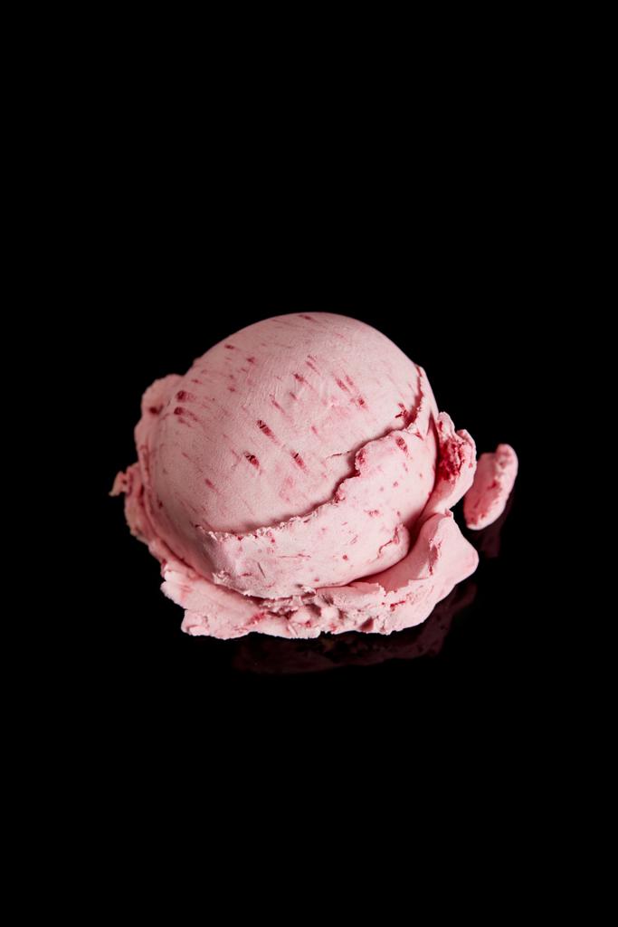 смачне рожеве полуничне морозиво ізольоване на чорному
 - Фото, зображення