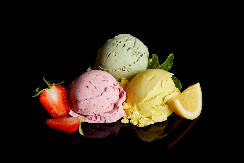 νόστιμες μπάλες παγωτό λεμόνι, φράουλα και μέντα που απομονώνονται σε μαύρο - Φωτογραφία, εικόνα
