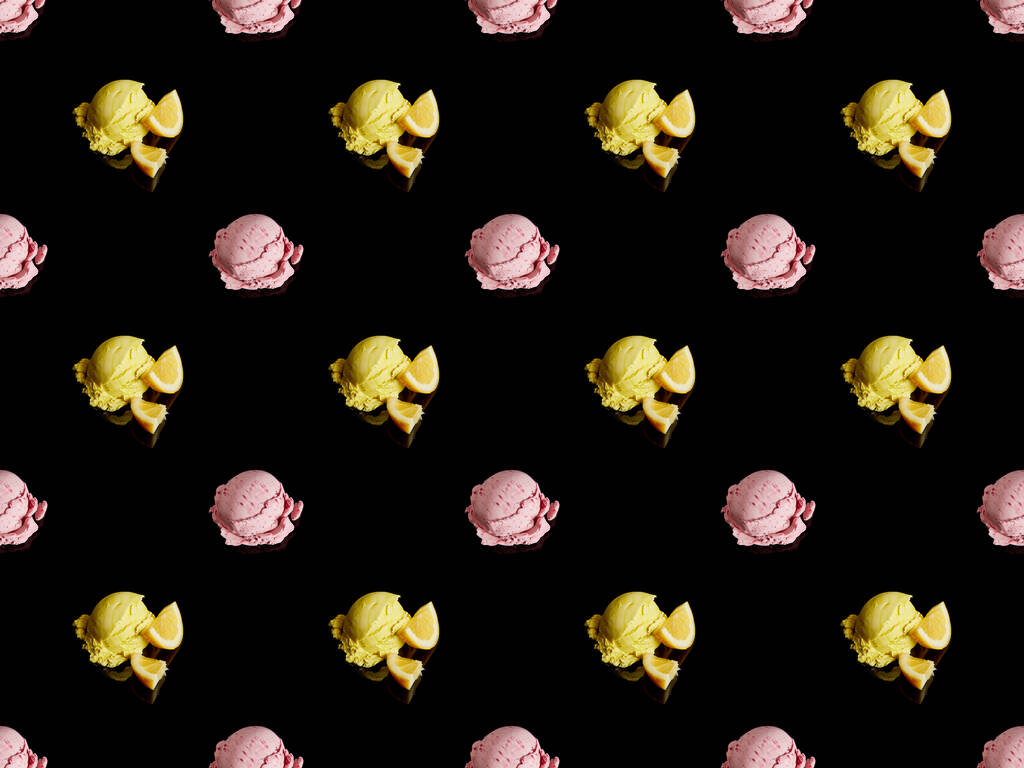 köstliche Zitronen- und Erdbeereiskugeln isoliert auf schwarzem, nahtlosem Muster - Foto, Bild