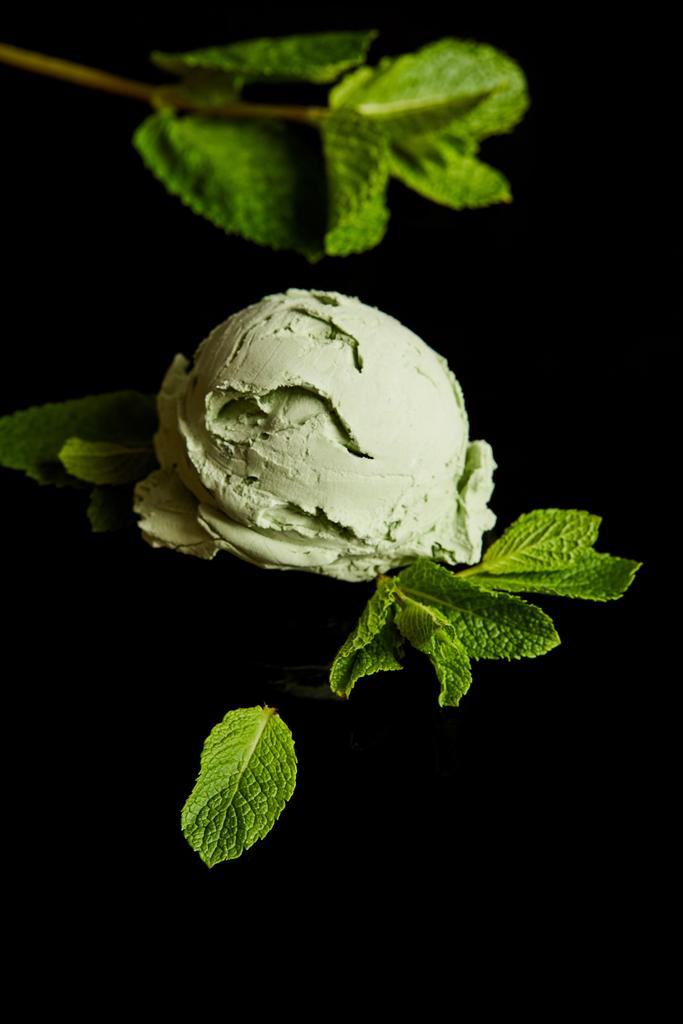 fraîche délicieuse glace à la menthe verte avec des feuilles isolées sur noir
 - Photo, image
