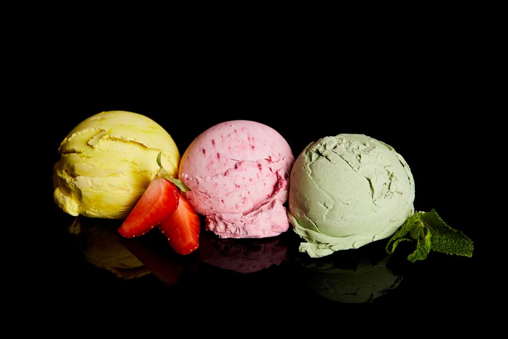 вкусный лимон, клубника и мята шарики мороженого изолированы на черном
 - Фото, изображение