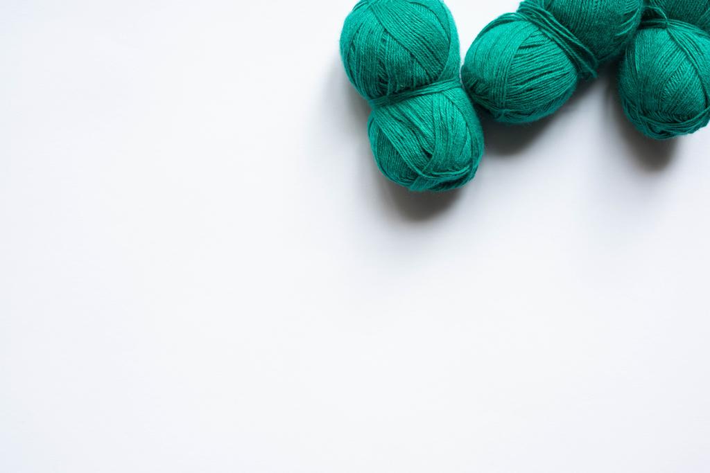 vista superior de hilo de lana verde sobre fondo blanco con espacio de copia
 - Foto, Imagen