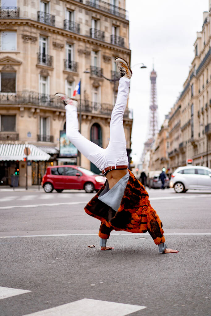 Молодий афроамериканець видає себе на вулиці в Парижі. щаслива посмішка, стиль моди. обертаючи колесо на вулиці. - Фото, зображення