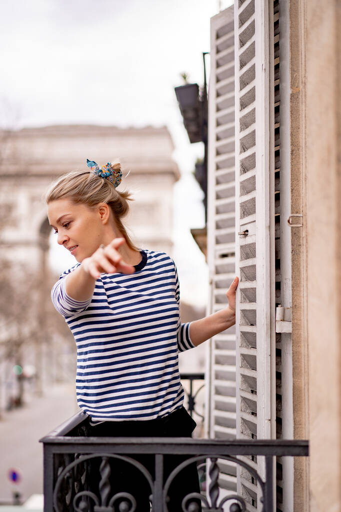 パリ市内の朝のバルコニーで魅力的な若い女性 - 写真・画像