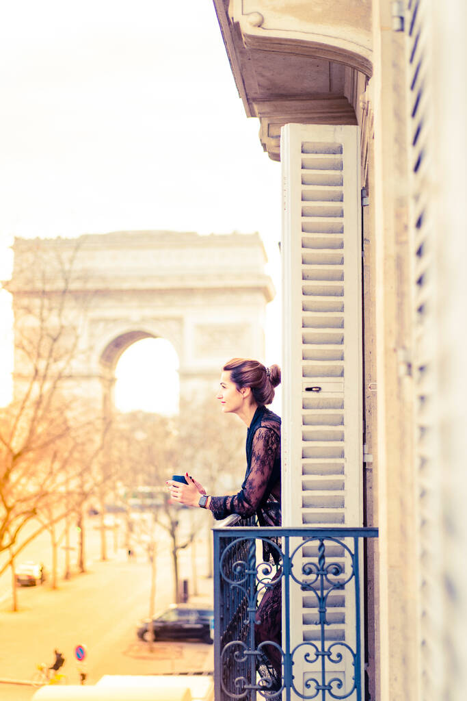 Attraente donna yang in pigiama sta bevendo caffè sul balcone  - Foto, immagini