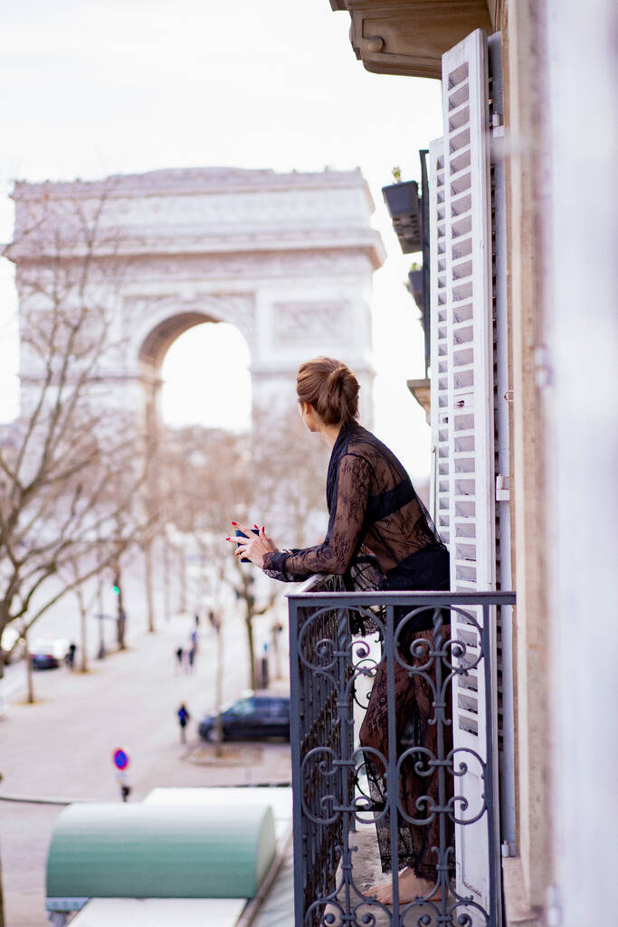 Attraktive Yang-Frau im Pyjama trinkt Kaffee auf Balkon  - Foto, Bild
