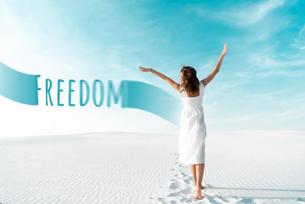 vissza kilátás gyönyörű lány fehér ruhában kezét a levegőben a homokos tengerparton kék ég, szabadság illusztráció - Fotó, kép