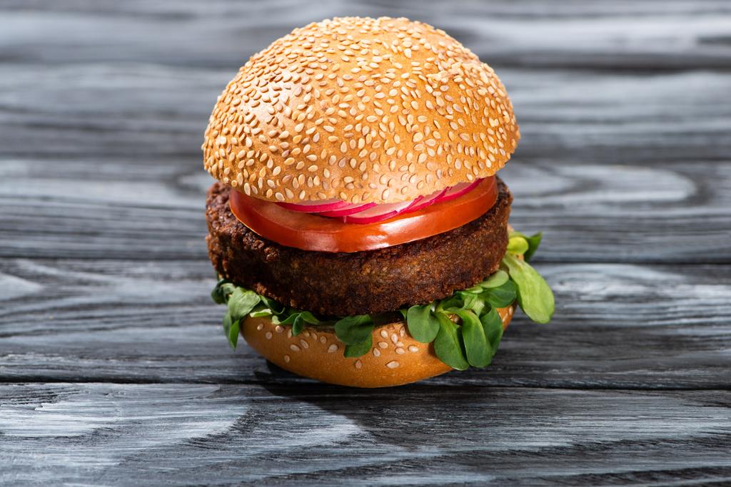 hamburger végétalien savoureux aux légumes servi sur une table en bois
 - Photo, image