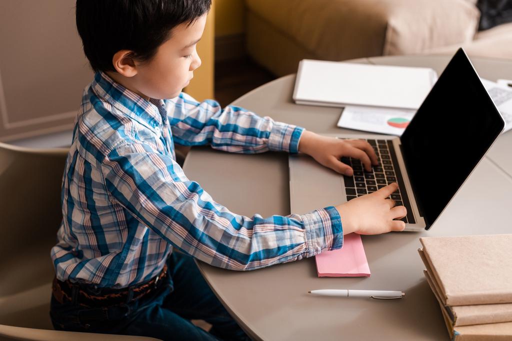 asiatico bambino studiare online con laptop a casa durante quarantena - Foto, immagini