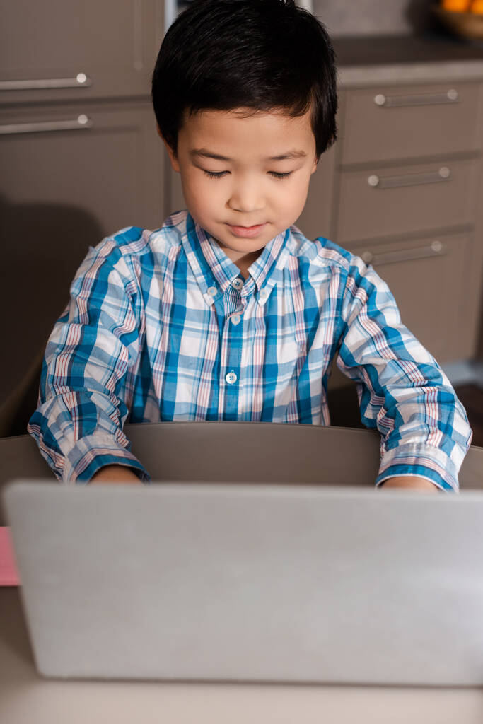 asian garçon étudiant en ligne avec un ordinateur portable à la maison pendant la quarantaine - Photo, image