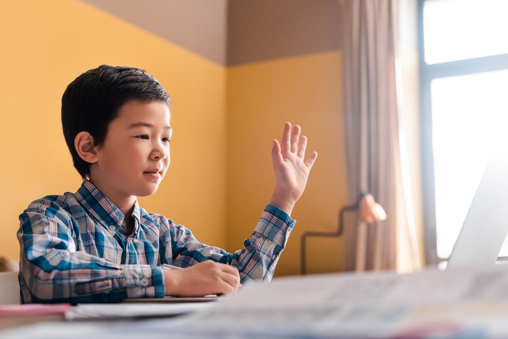 азіатський хлопчик вивчає онлайн з ноутбуком вдома під час карантину
 - Фото, зображення