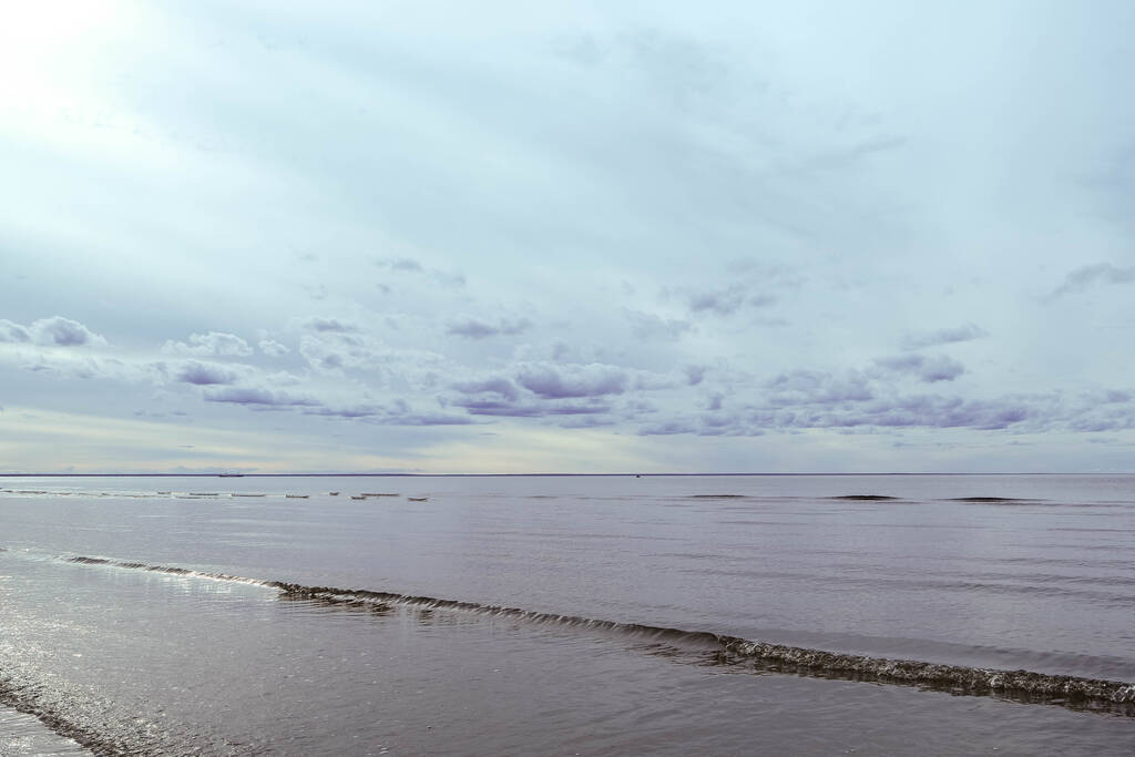 Karu Valkoinen meri. Kylmä syyspäivä Yagry saarella, Severodvinsk, Arkangelin alueella. pilvet meren yllä
. - Valokuva, kuva