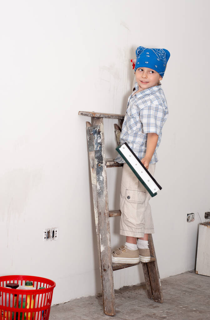 jovem rapaz limpar o quarto durante reparos
 - Foto, Imagem