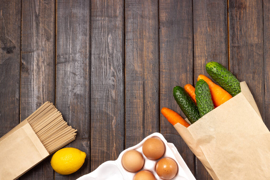 Lebensmittelvorrat. Gemüse, Eier und Nudeln. Essensausgabe und Spendendienst. Kopierraum - Foto, Bild