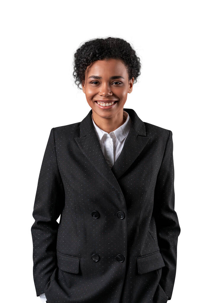 Бізнес-леді ізольовані на білому тлі. Молода усміхнена африканська ділова жінка стоїть офіційний костюм
. - Фото, зображення
