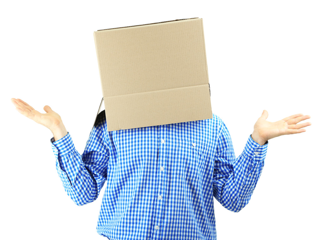Homme avec boîte en carton sur la tête isolé sur blanc
 - Photo, image