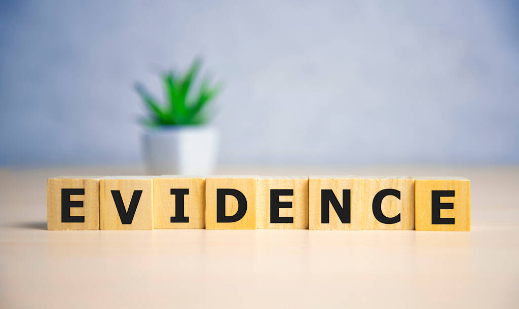 Слово "доказательство" состоит из деревянных букв. научная концепция
. - Фото, изображение