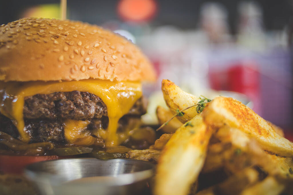Immagine ravvicinata di un hamburger gourmet in un ristorante gourmet
 - Foto, immagini