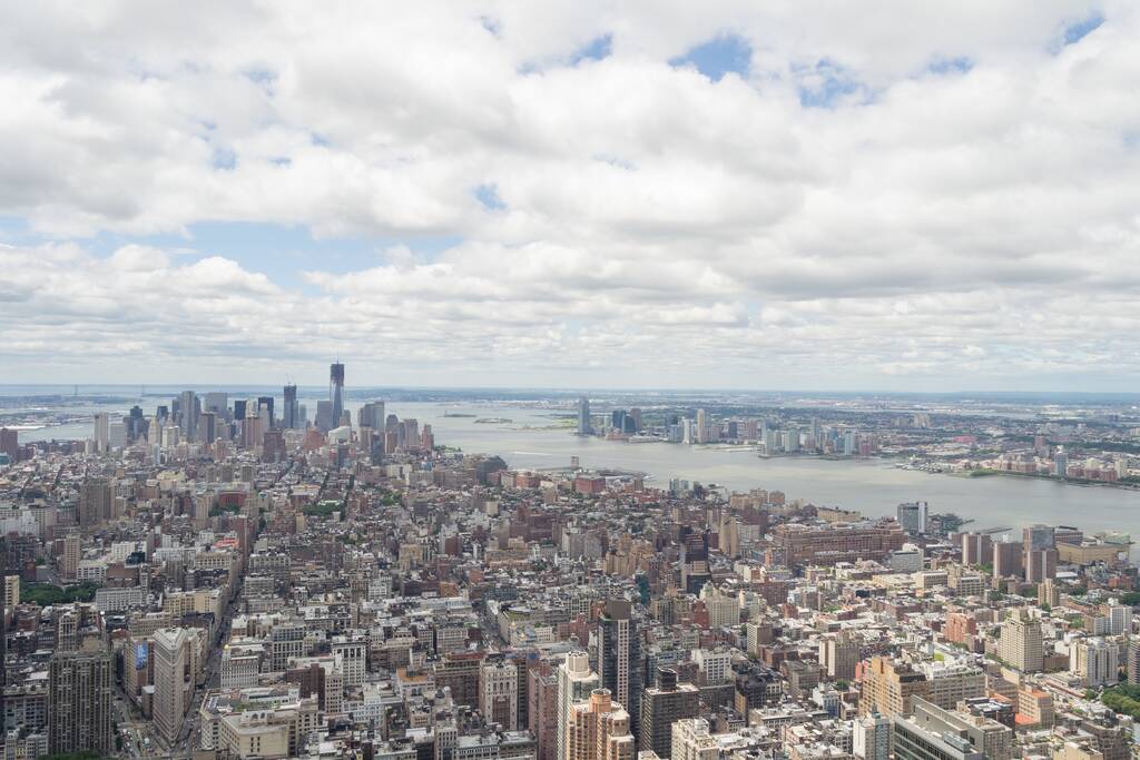 Un paysage urbain de la ville de New York sous un ciel nuageux de jour aux États-Unis
 - Photo, image