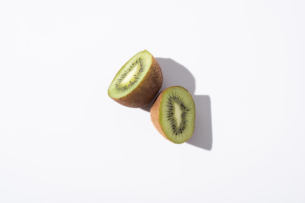 vista dall'alto di kiwi metà frutta su bianco con spazio copia
  - Foto, immagini