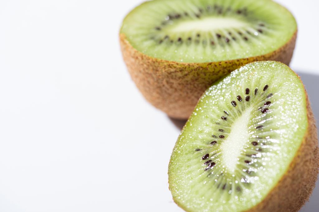 close up de kiwi frutas metades em branco com espaço de cópia
  - Foto, Imagem