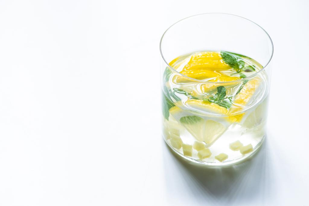 čerstvé zázvorové limonády ve skle s citrónem a mátou na bílém pozadí - Fotografie, Obrázek