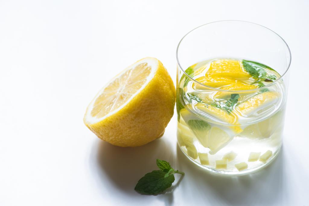 friss gyömbéres limonádé üvegben citrommal és mentával fehér alapon - Fotó, kép
