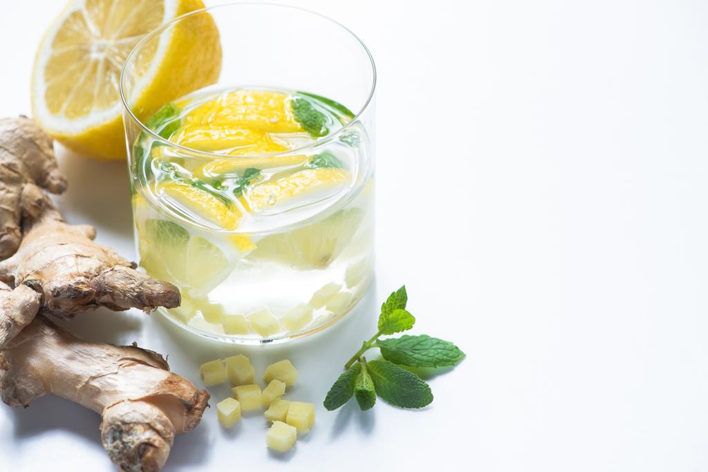 свіжий імбирний лимонад в склянці з лимоном і м'ятою на білому фоні
 - Фото, зображення