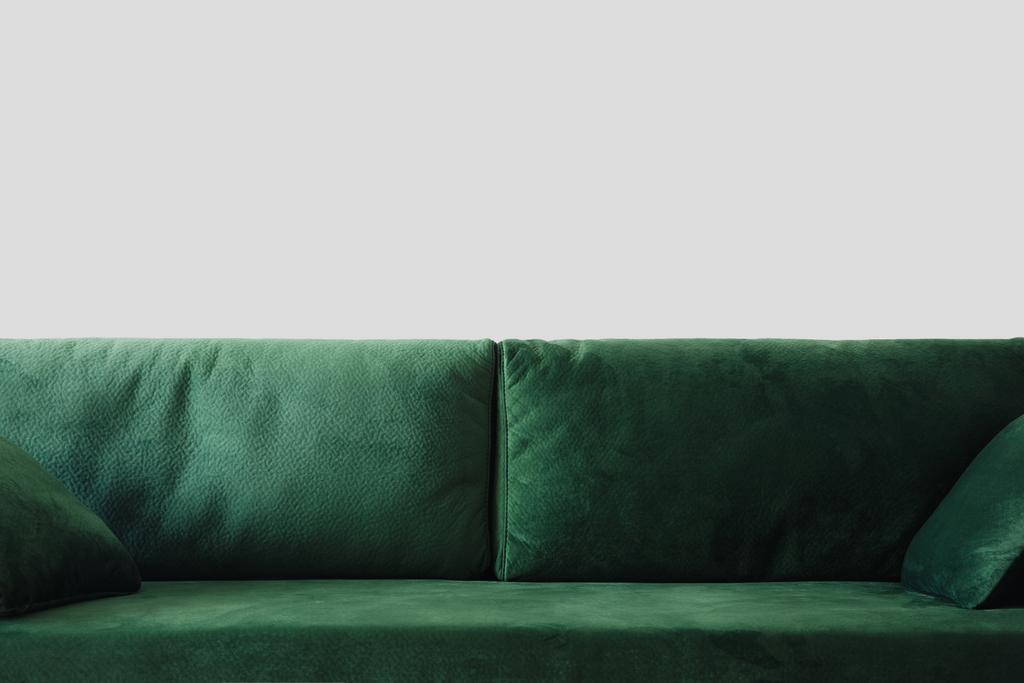 закрыть вид на современный зеленый диван с подушками в комнате
 - Фото, изображение