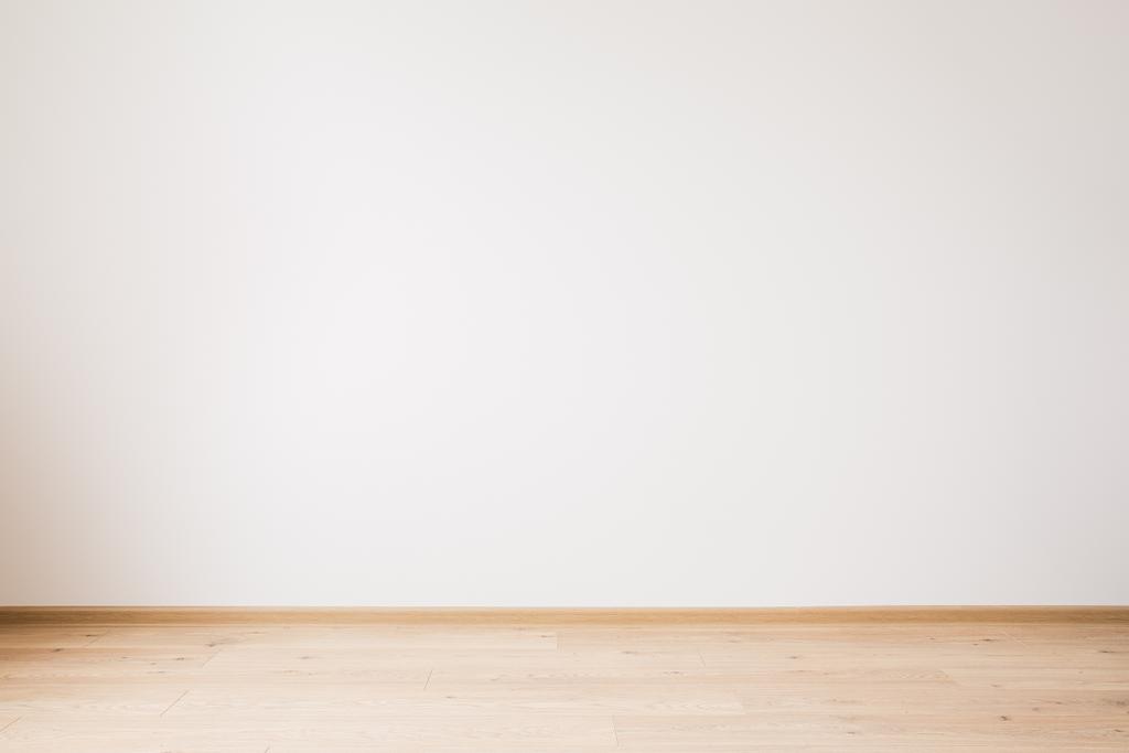 szürke üres fal és fa bézs padló - Fotó, kép