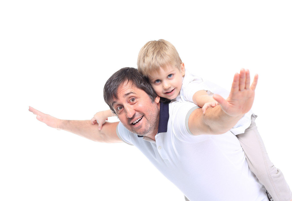 Уверенный отец катает сына на спине на белом фоне
 - Фото, изображение