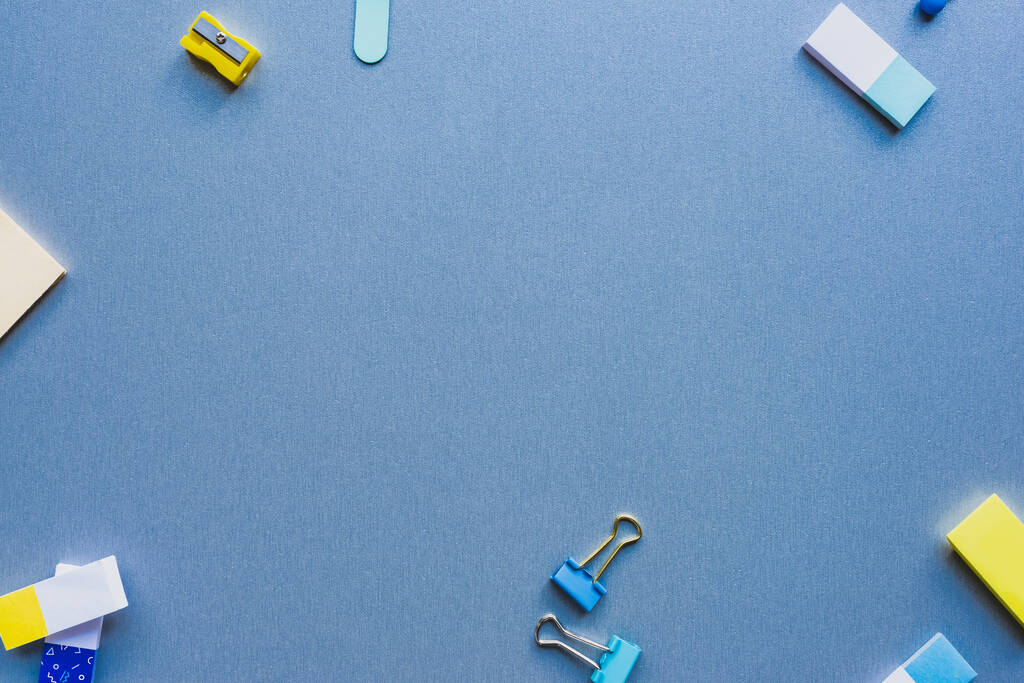 Mavi arkaplandaki kırtasiyeden kopyalanmış çerçevenin üst görünümü - Fotoğraf, Görsel