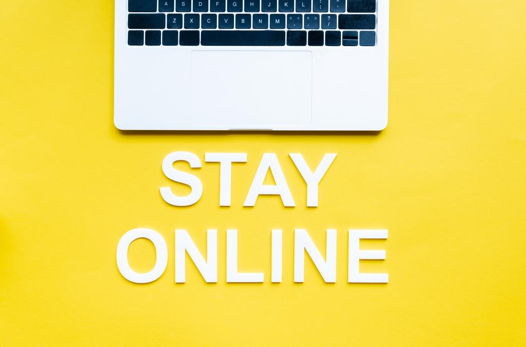Вид зверху, щоб залишатися в Інтернеті написанням і ноутбуком на жовтій поверхні
 - Фото, зображення