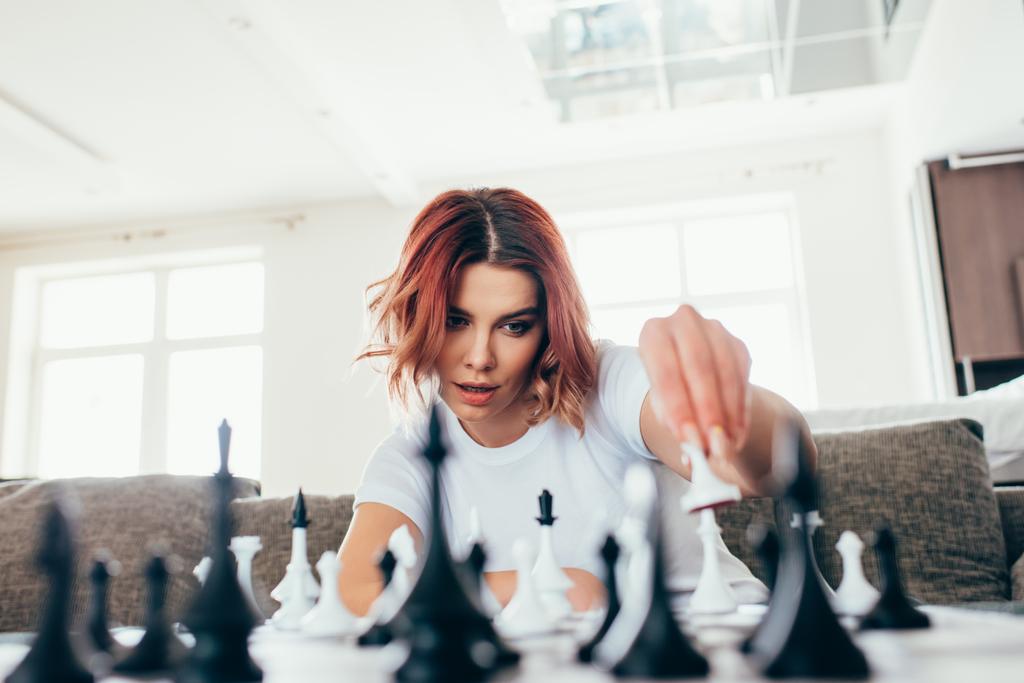 schönes Mädchen, das Schach über Selbstisolierung spielt, selektiver Fokus - Foto, Bild