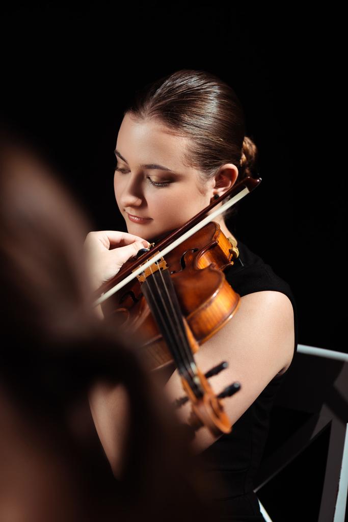 atraente músico feminino tocando violino no palco escuro
 - Foto, Imagem