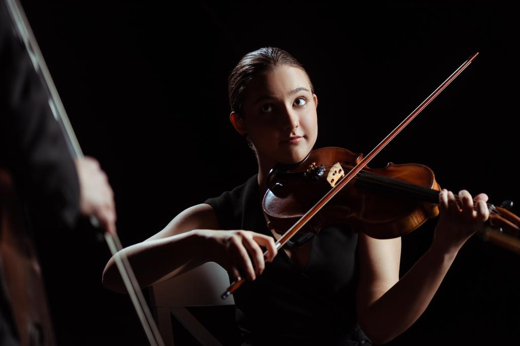 músicos profissionais tocando violino e contrabando no palco escuro
  - Foto, Imagem