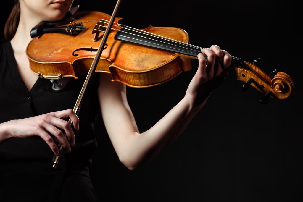 Teilansicht einer Musikerin, die Symphonie auf Geige spielt, isoliert auf Schwarz - Foto, Bild