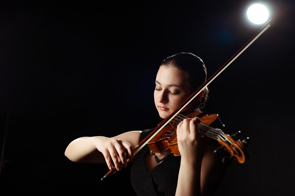 ελκυστική γυναίκα μουσικός παίζει βιολί σε μαύρο με πίσω φως - Φωτογραφία, εικόνα