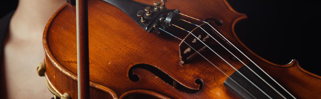 Nahaufnahme von professioneller Geige und Bogen, panoramisches Konzept - Foto, Bild
