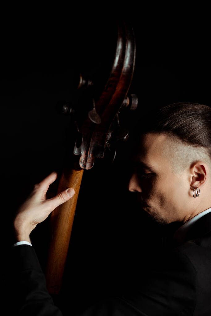 Berufsmusiker spielt auf Musikinstrument isoliert auf schwarz - Foto, Bild