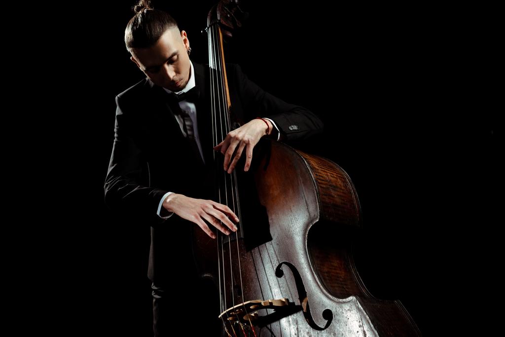 чоловічий музикант грає на контрабасі ізольовано на чорному
 - Фото, зображення