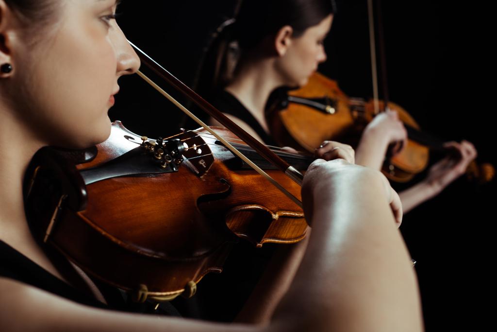 giovani musicisti professionisti che suonano musica classica su violini sul palco buio
  - Foto, immagini