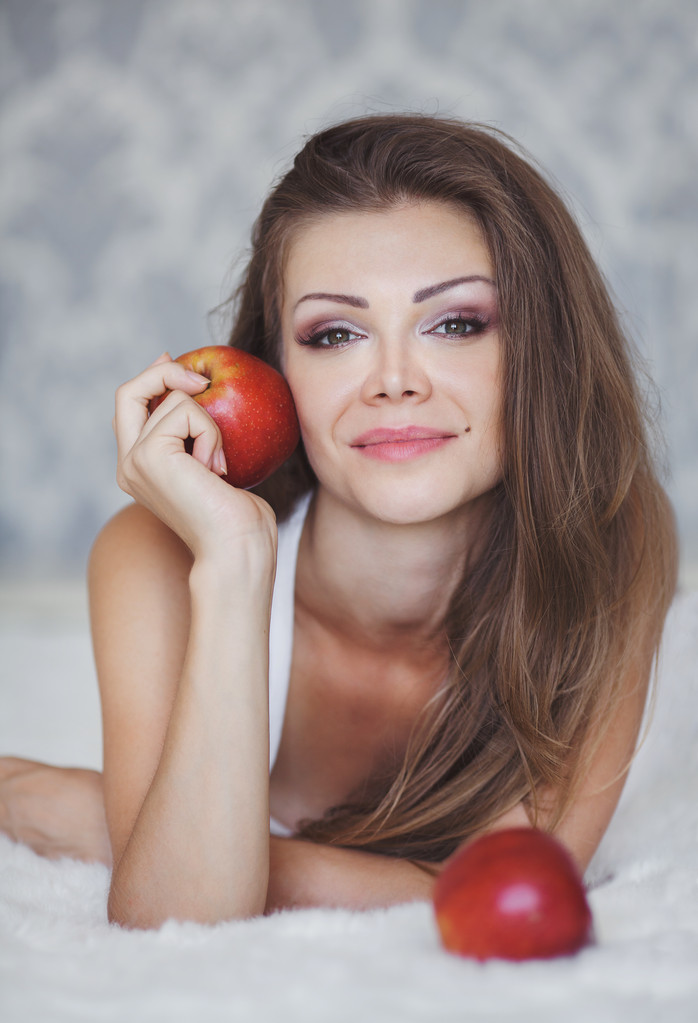 apple sabah yatakta olan güzel kadın - Fotoğraf, Görsel