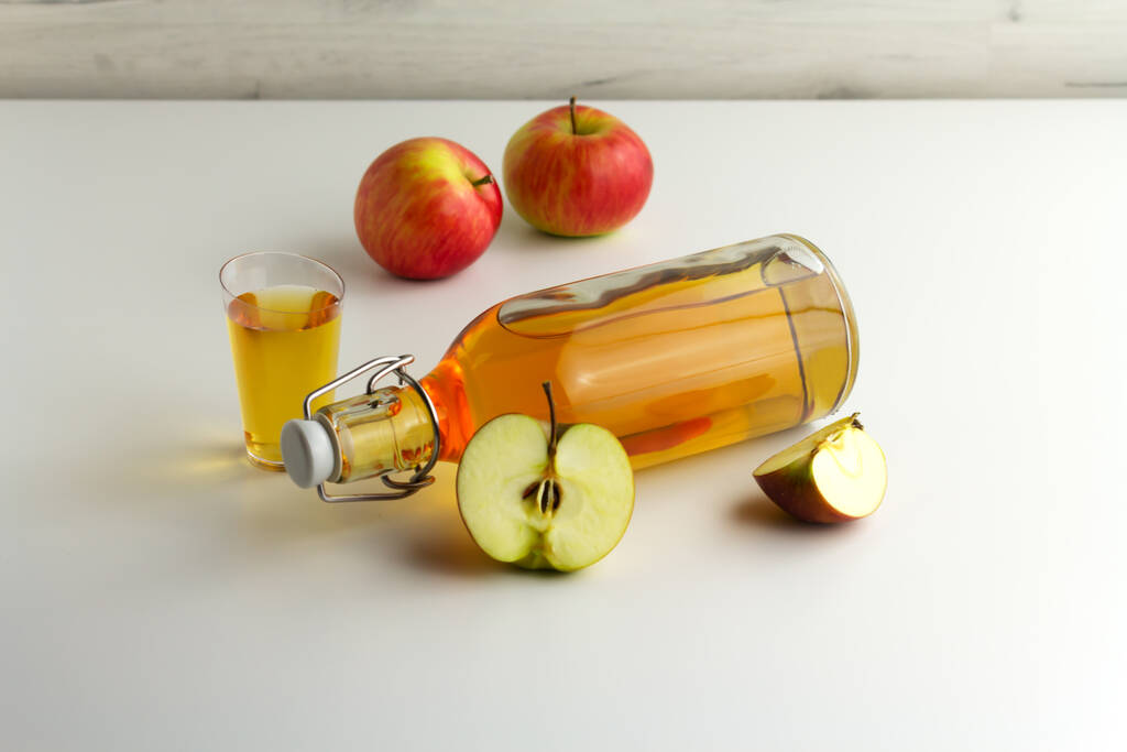 Omenaviinietikkaa, siideriä, mehua lasipullossa
 - Valokuva, kuva