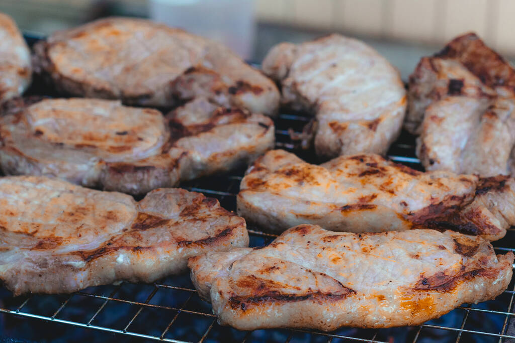 kypsennä lihaa hiilillä grillin ritilällä
 - Valokuva, kuva