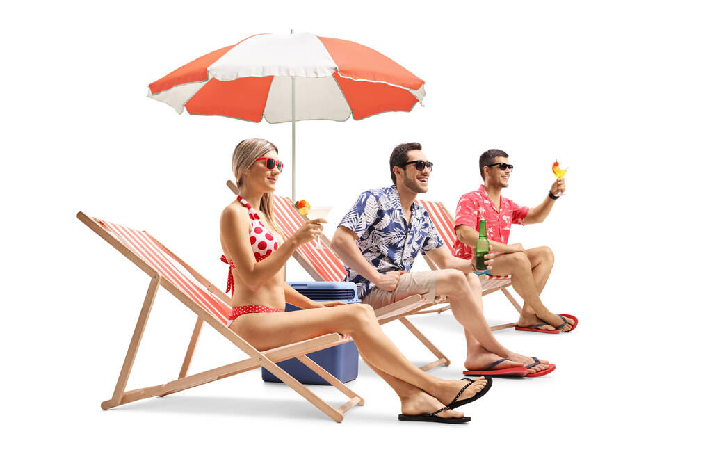 Jóvenes tomando el sol en sillas de playa y sosteniendo bebidas aisladas sobre fondo blanco
 - Foto, imagen