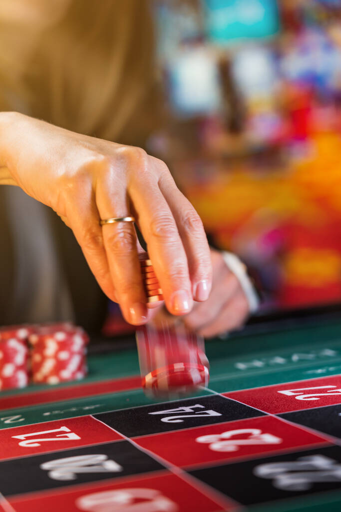 Жінка грає в рулетку в казино - Невелика глибина різкості
 - Фото, зображення