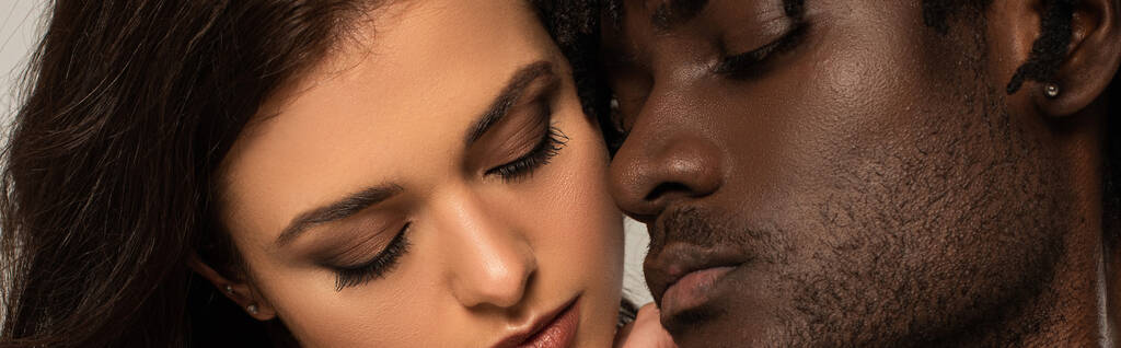 close-up de casal interracial isolado em cinza, cabeçalho do site
 - Foto, Imagem